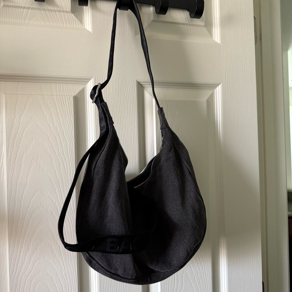 NWT BAGGU Washed Black Denim Medium Crescent - Picture 2 of 2